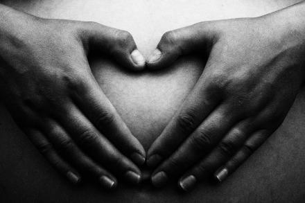 Gebärmutterbehandlung - Hände vor Gebärmutter